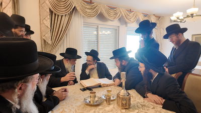 האדמו"ר מאשלג בביקור אצל האדמו"ר מתולדות יהודה סטוטשין