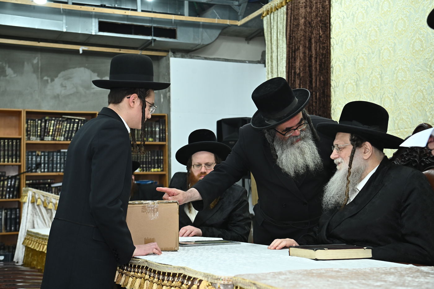 חלוקת פרסים בישיבת מודז'יץ