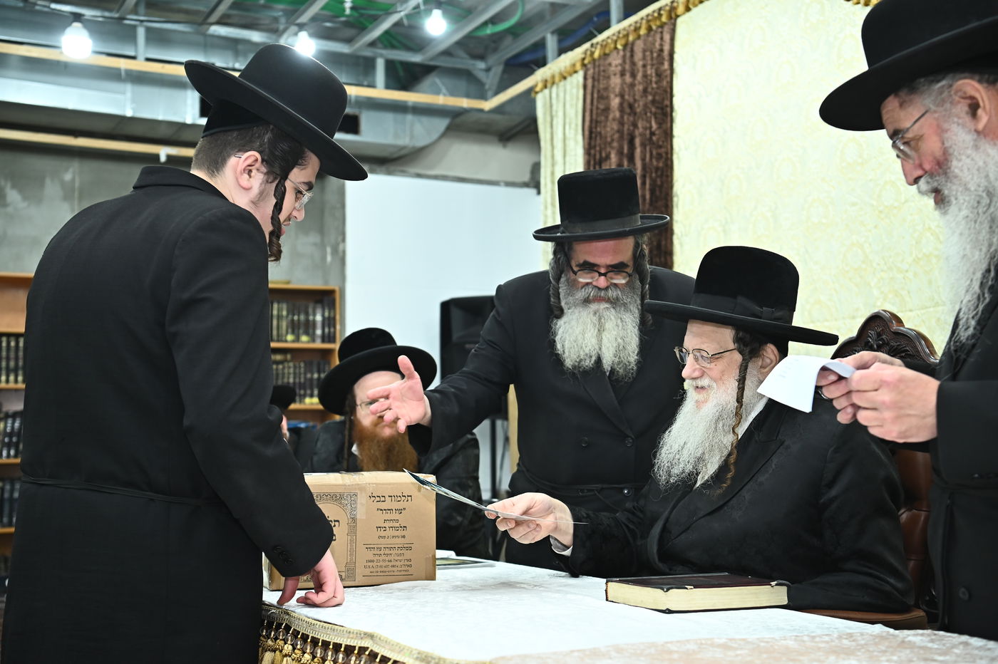 חלוקת פרסים בישיבת מודז'יץ