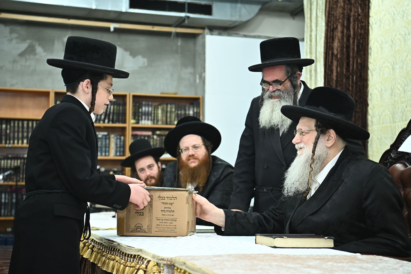 חלוקת פרסים בישיבת מודז'יץ