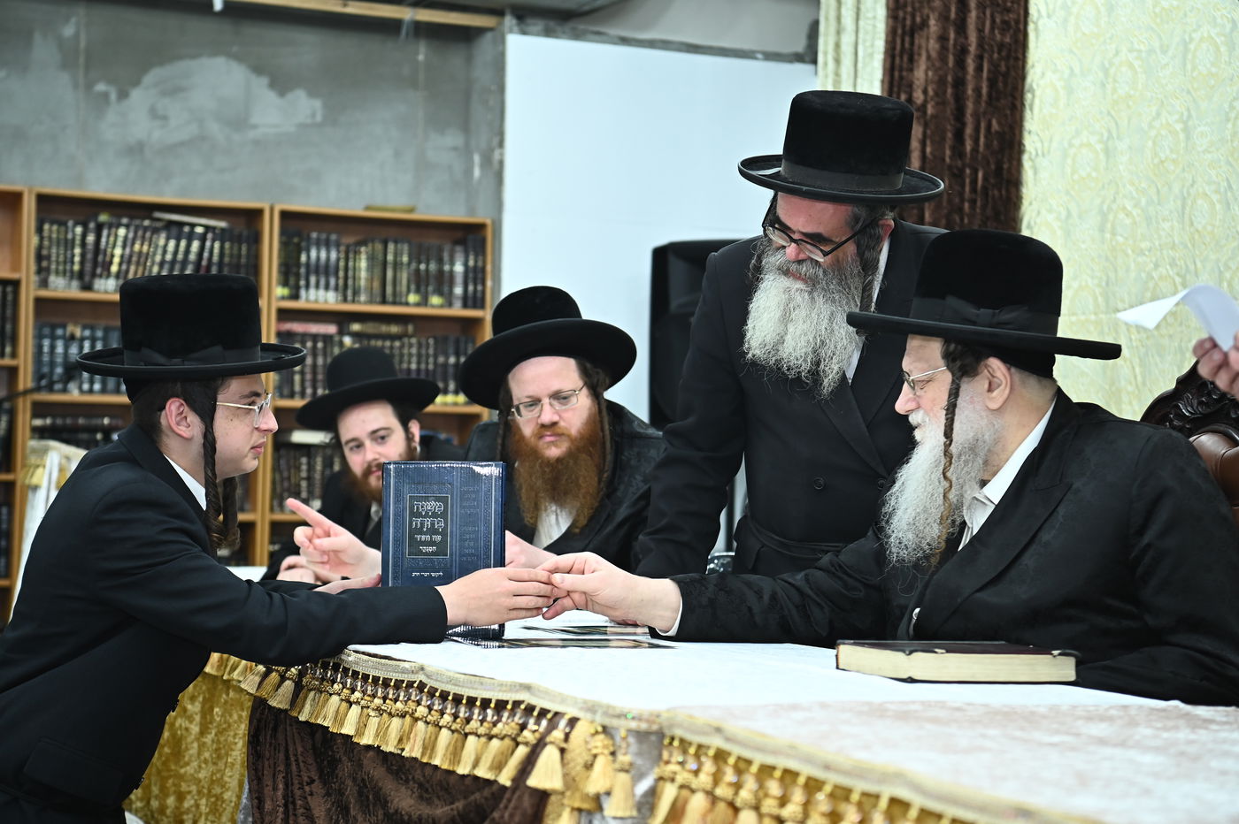 חלוקת פרסים בישיבת מודז'יץ