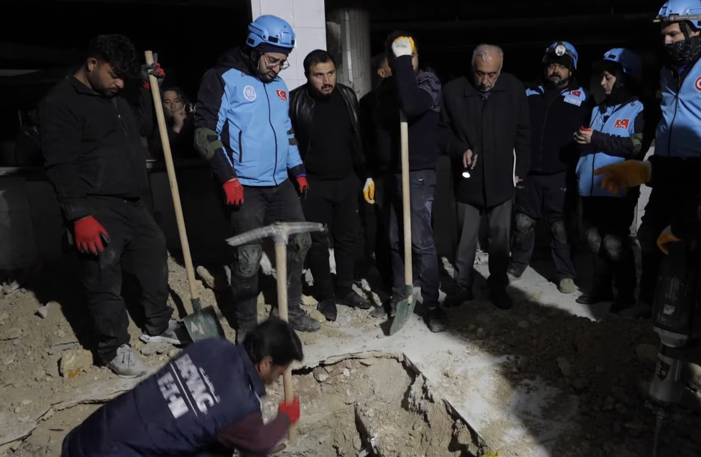 צוותי חילוץ טורקיים נלחמים נגד הזמן בכלא סדנאיה. חופרים דרך רצפות הבטון כדי להגיע לקומות התחתונות בכלא סדנאיה