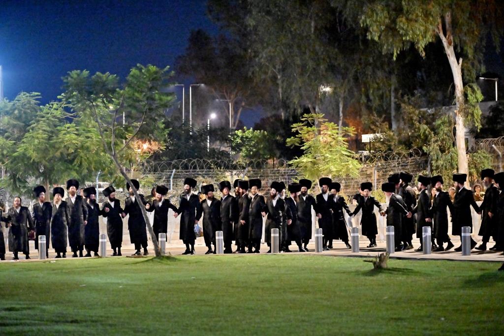 מחאת קהילות החסידים מול שערי כלא 10