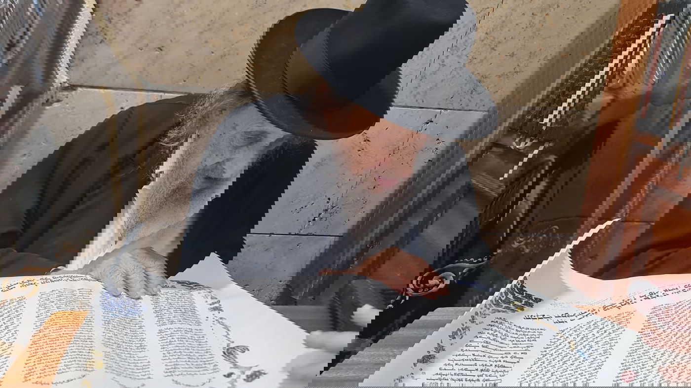 המקובל הגה"צ רבי אלטר דוד חיים שטרן, בתפילה בציון הרשב"י