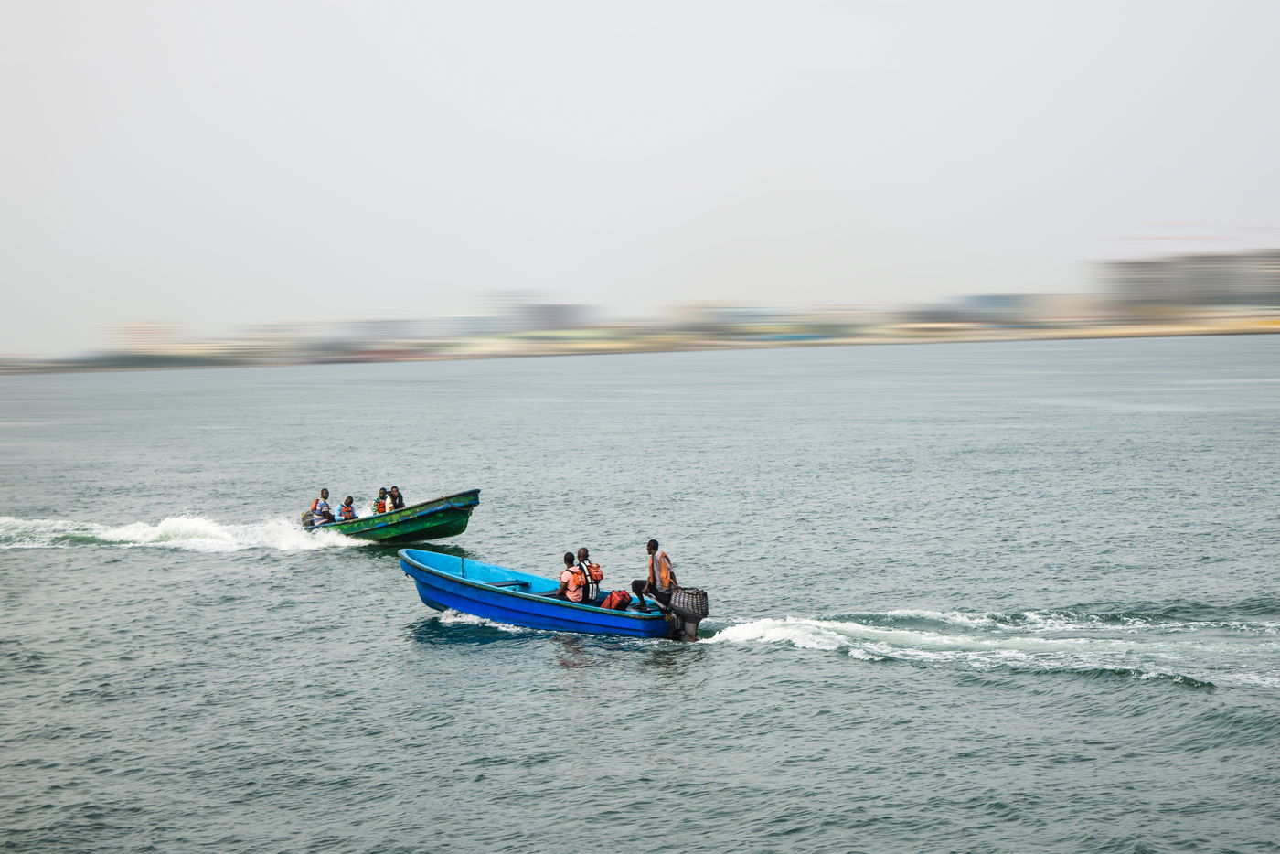 סירה שטה בנהר בניגריה, אילוסטרציה
