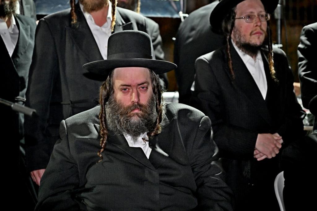 הרה"צ רבי דוד אלתר במחאה מול שערי כלא 10