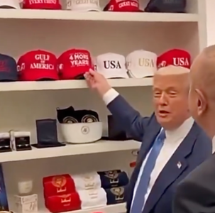 טראמפ מציג את הכובע בעבר לנשיא אזרבייג'ן