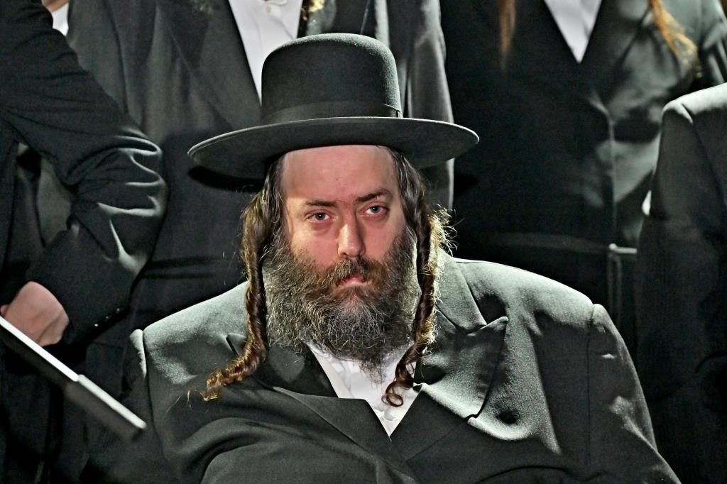 הרה"צ רבי דוד אלתר במחאה מול שערי כלא 10