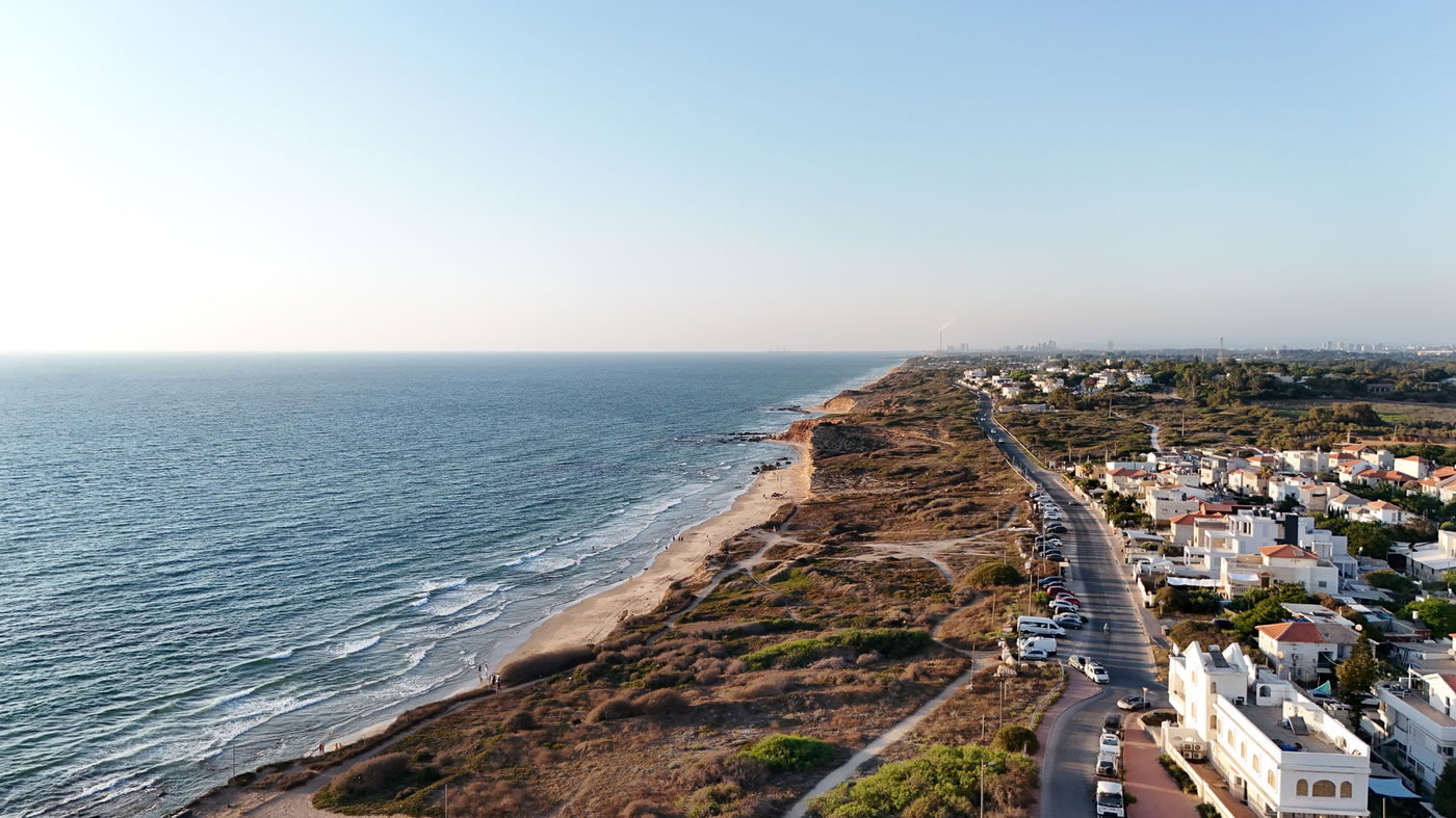 קו החוף ביישוב שושנת העמקים ליד נתניה