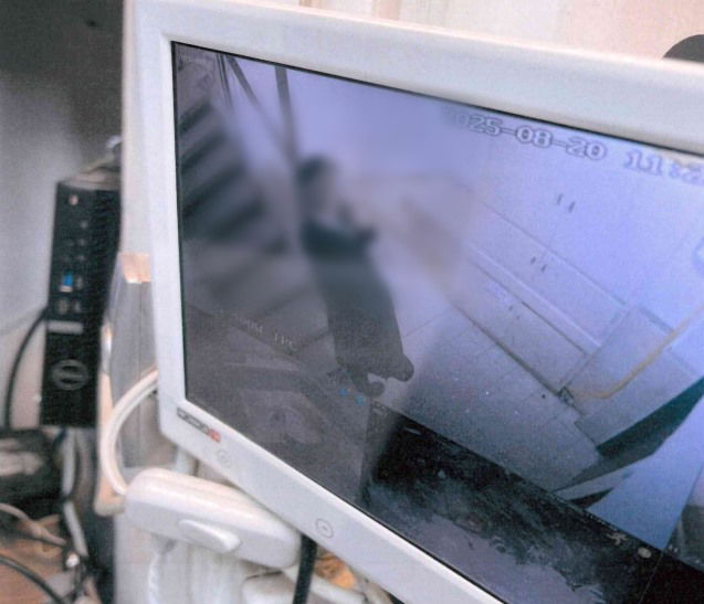 עומד על מפתן הדלת