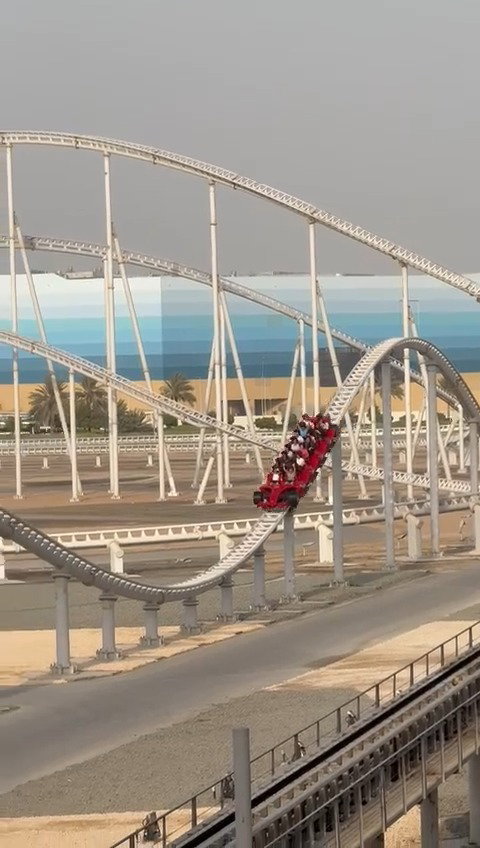 רכבת הרים 'פורמולה רוסה' בפארק 'פרארי' באבו דאבי