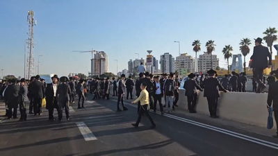 "תקבלו מלחמה": עימותים סוערים ואלימים בהפגנות הפלג הירושלמי ב-3 צירים מרכזיים בלב הארץ