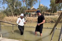 ישראל שפירא ויוסי סרגובסקי במקום חציית הירדן; האם הם ברכו 'שעשה ניסים'? | צפו