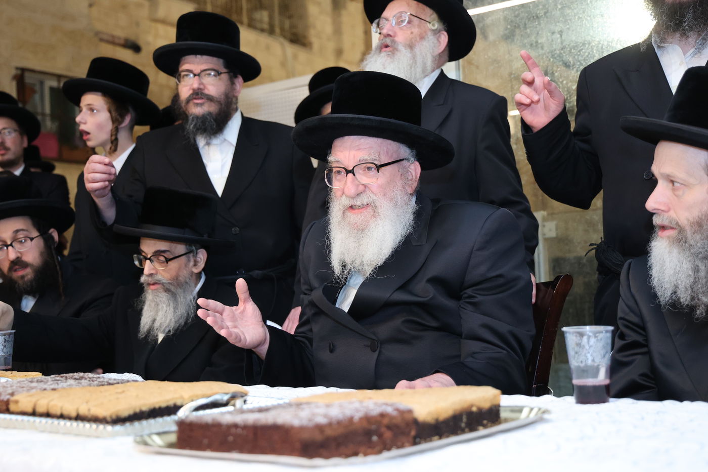 הרה"צ רבי אהרן מענדיל טווערסקי בתפילה בכותל המערבי