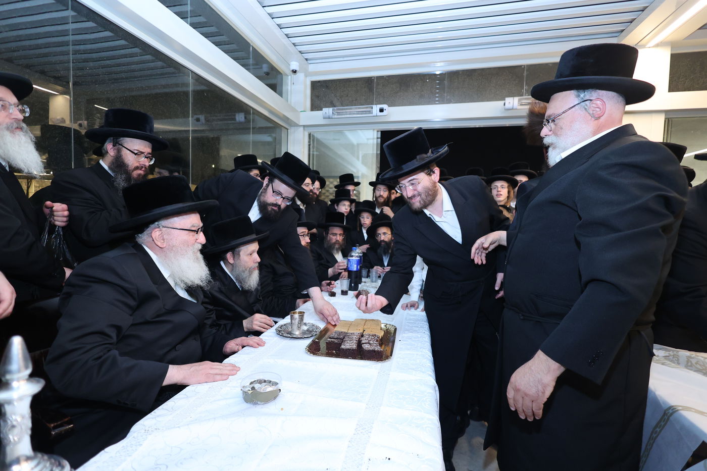 הרה"צ רבי אהרן מענדיל טווערסקי בתפילה בכותל המערבי