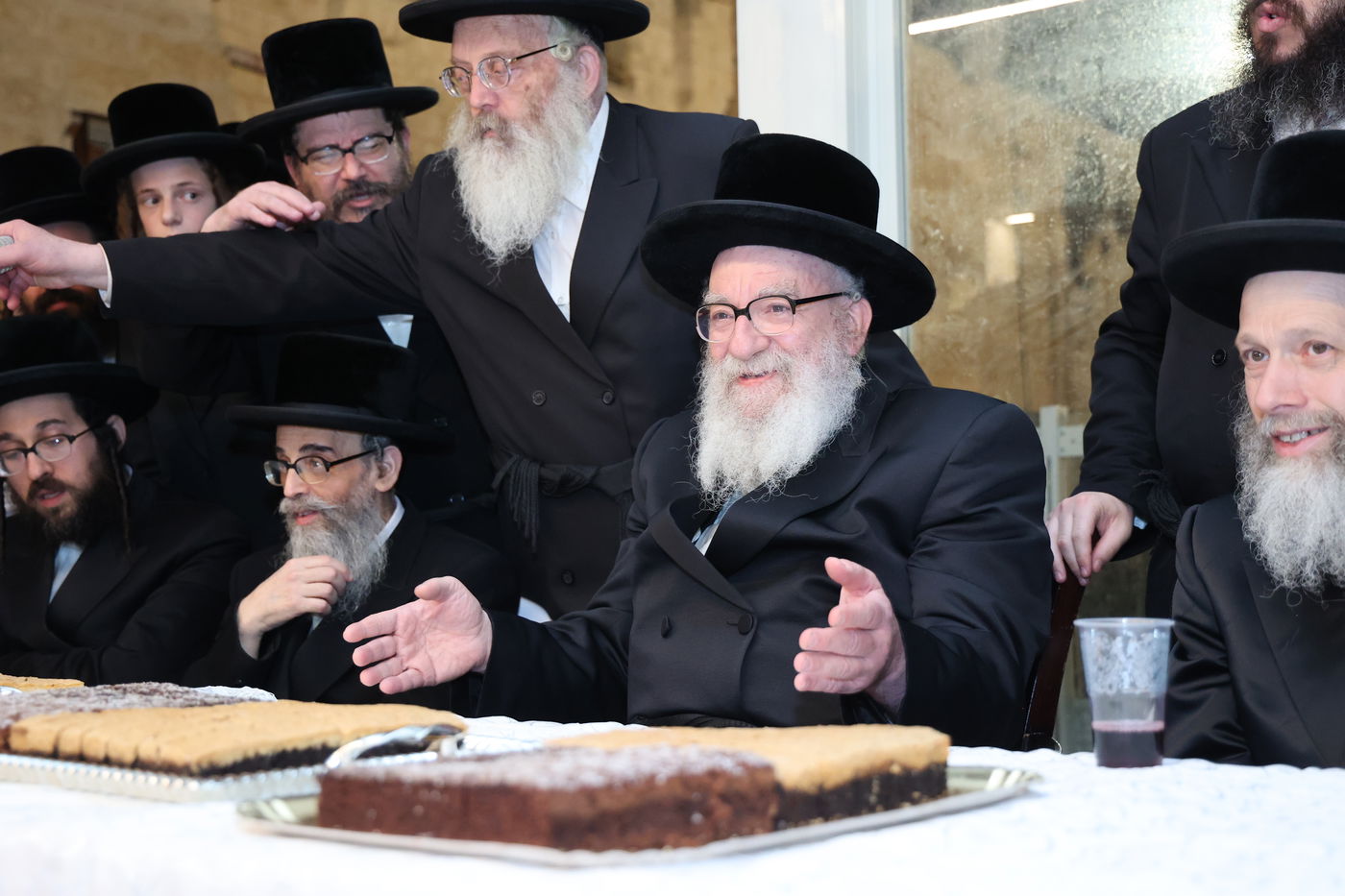 הרה"צ רבי אהרן מענדיל טווערסקי בתפילה בכותל המערבי