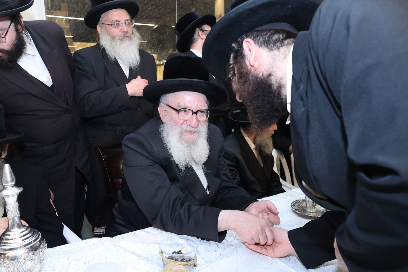 הרה"צ רבי אהרן מענדיל טווערסקי בתפילה בכותל המערבי