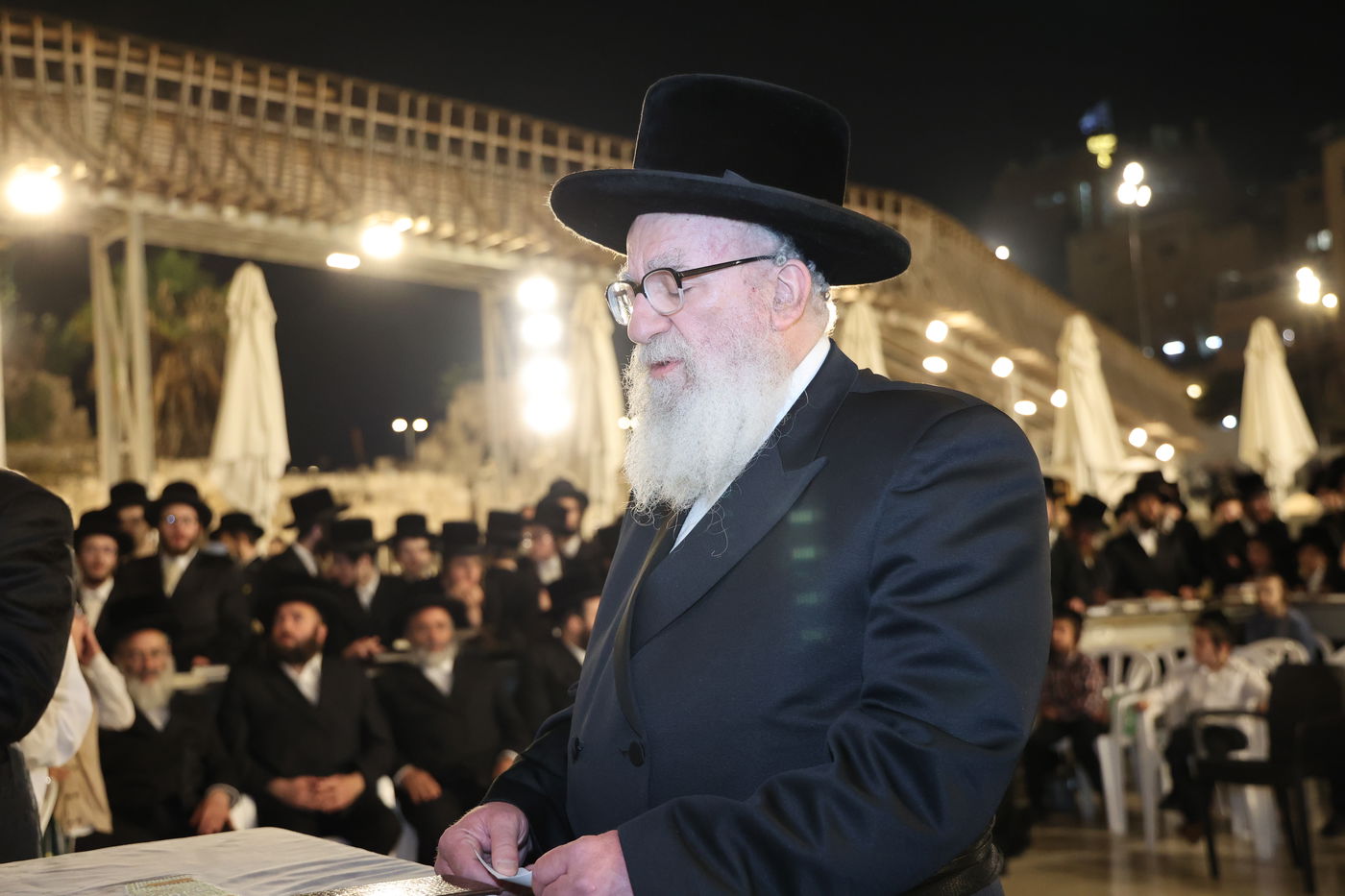 הרה"צ רבי אהרן מענדיל טווערסקי בתפילה בכותל המערבי