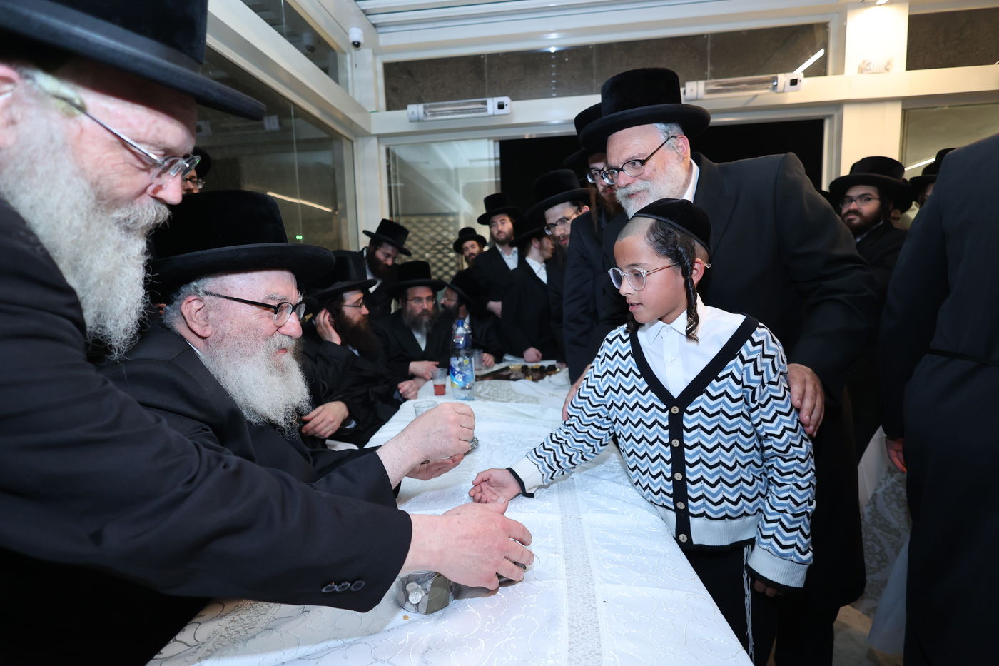 הרה"צ רבי אהרן מענדיל טווערסקי בתפילה בכותל המערבי