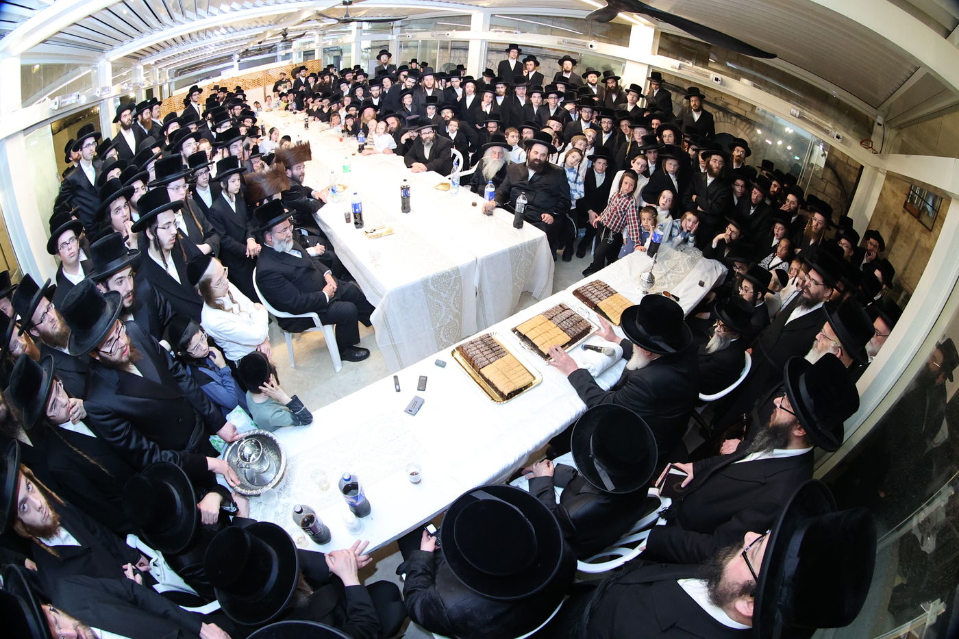 הרה"צ רבי אהרן מענדיל טווערסקי בתפילה בכותל המערבי