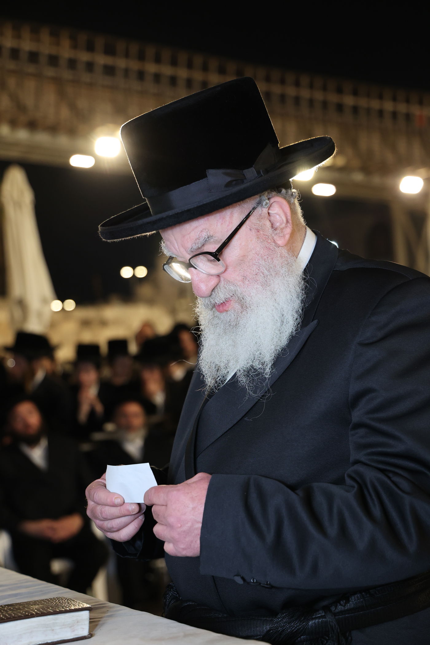 הרה"צ רבי אהרן מענדיל טווערסקי בתפילה בכותל המערבי