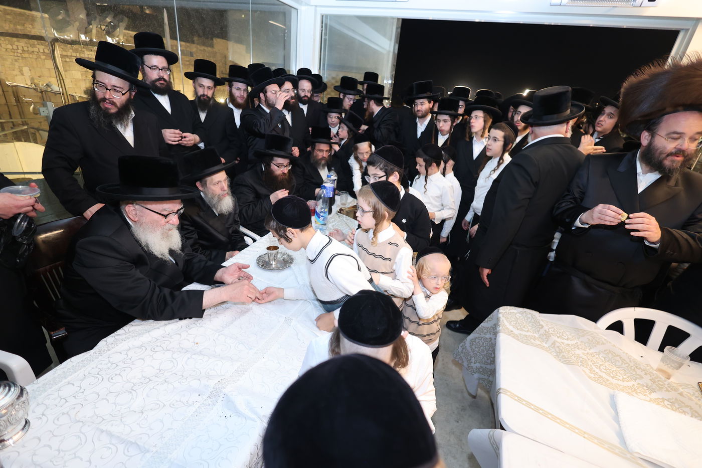 הרה"צ רבי אהרן מענדיל טווערסקי בתפילה בכותל המערבי