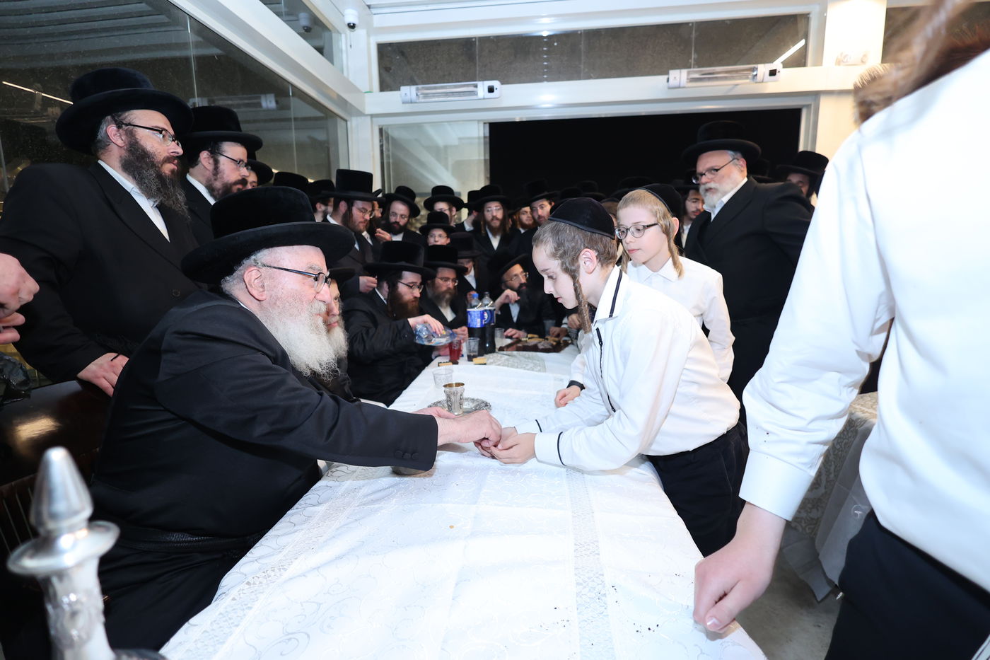 הרה"צ רבי אהרן מענדיל טווערסקי בתפילה בכותל המערבי