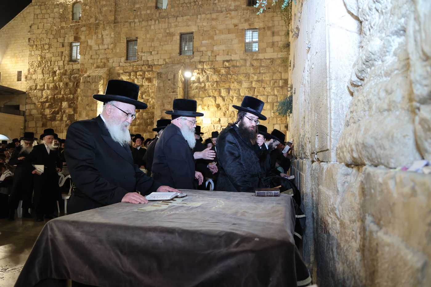 הרה"צ רבי אהרן מענדיל טווערסקי בתפילה בכותל המערבי