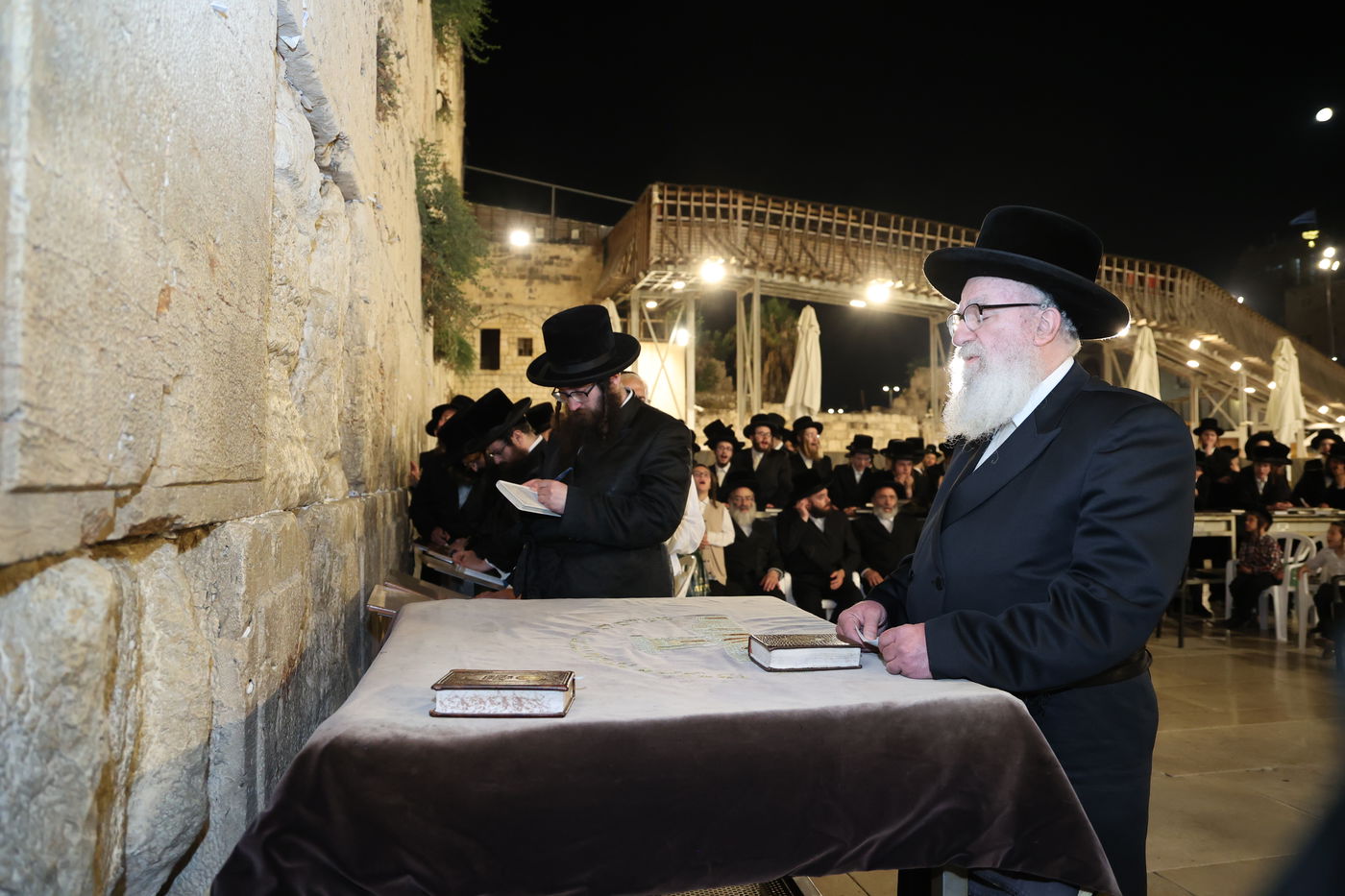 הרה"צ רבי אהרן מענדיל טווערסקי בתפילה בכותל המערבי