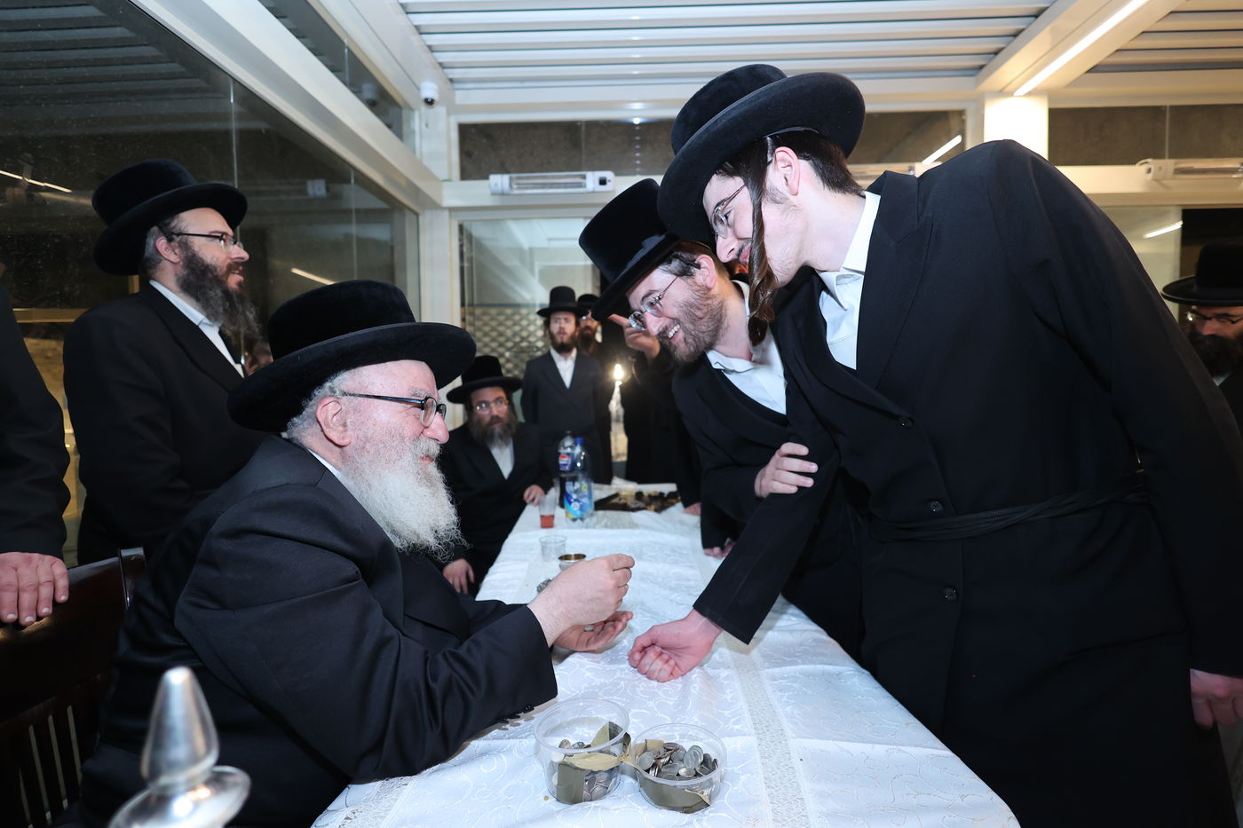 הרה"צ רבי אהרן מענדיל טווערסקי בתפילה בכותל המערבי