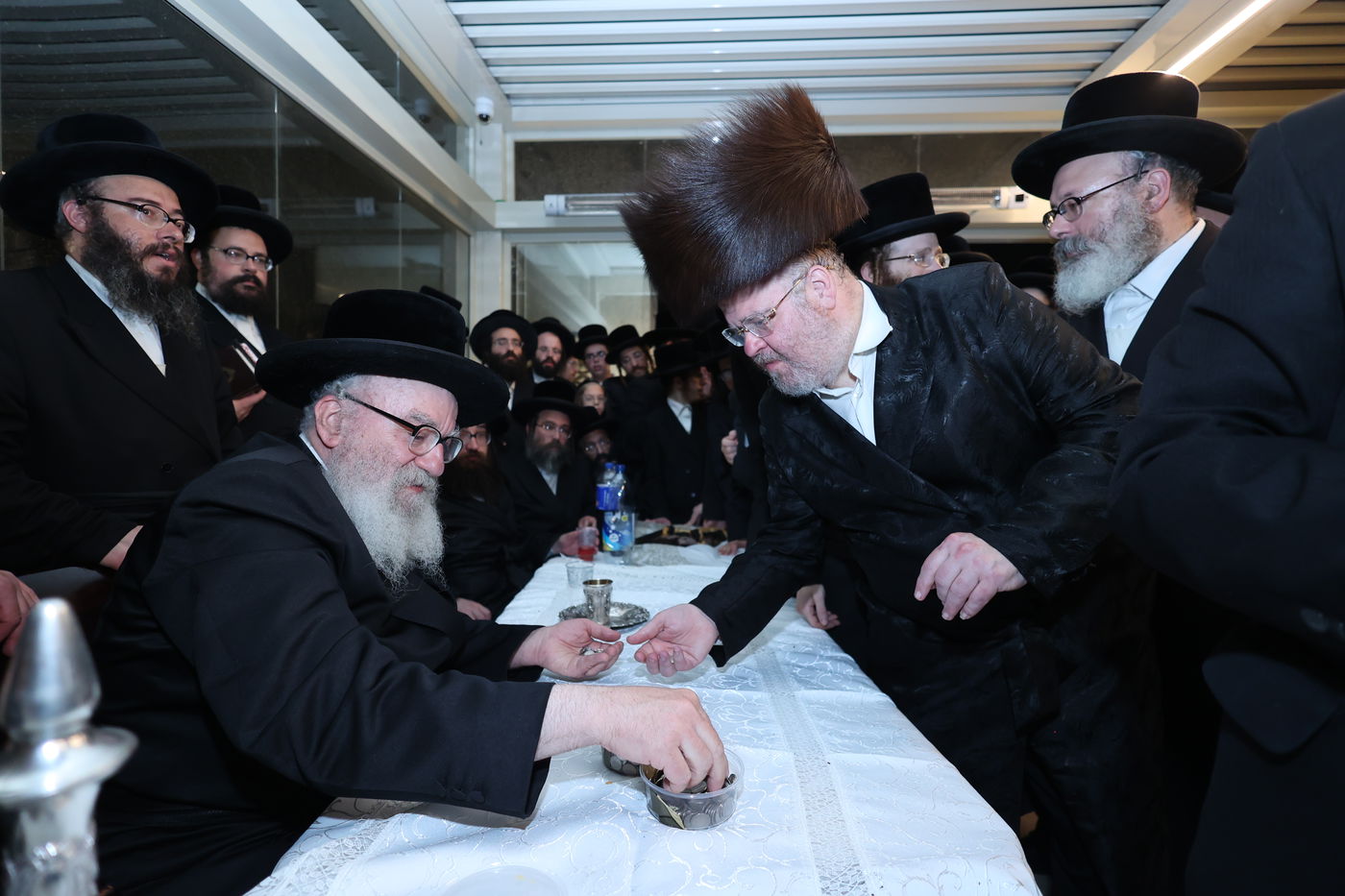 הרה"צ רבי אהרן מענדיל טווערסקי בתפילה בכותל המערבי