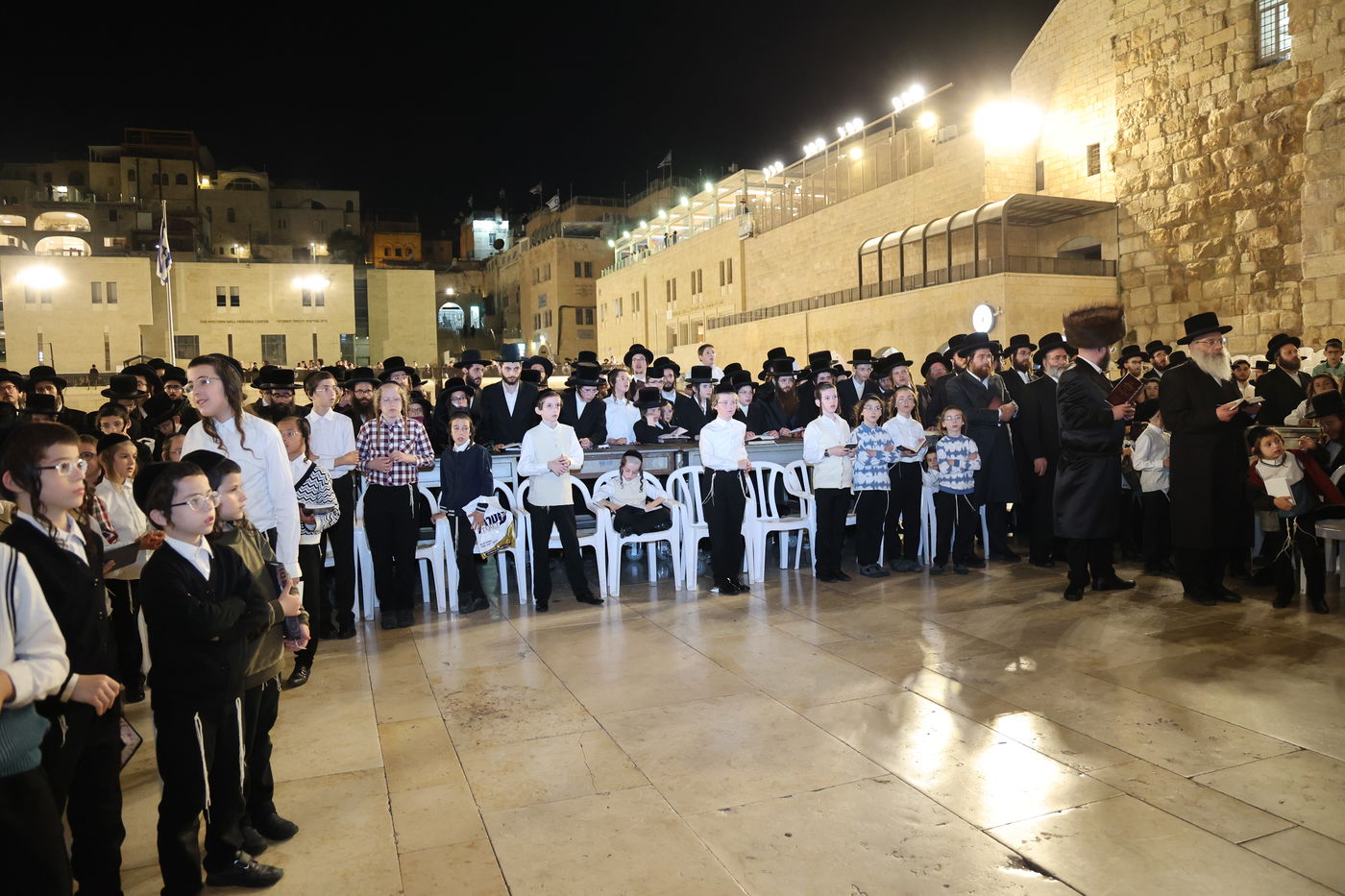 הרה"צ רבי אהרן מענדיל טווערסקי בתפילה בכותל המערבי