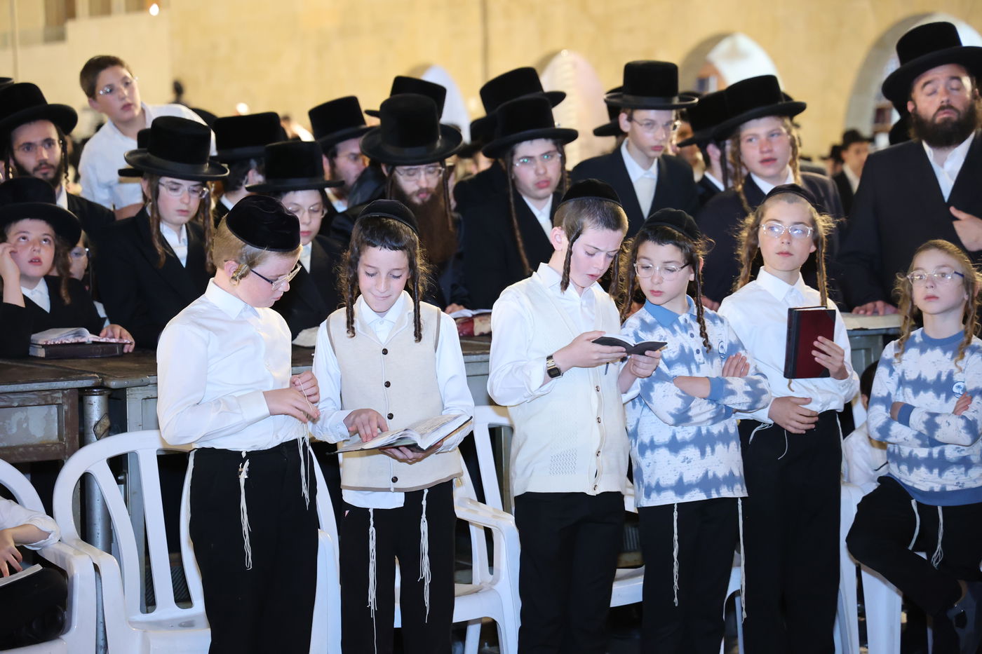 הרה"צ רבי אהרן מענדיל טווערסקי בתפילה בכותל המערבי