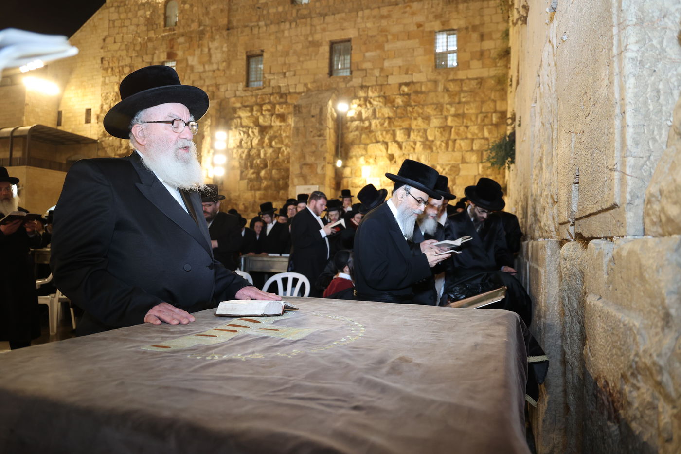 הרה"צ רבי אהרן מענדיל טווערסקי בתפילה בכותל המערבי