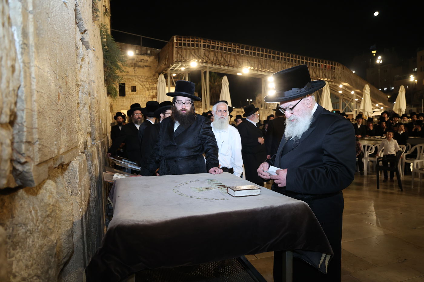 הרה"צ רבי אהרן מענדיל טווערסקי בתפילה בכותל המערבי