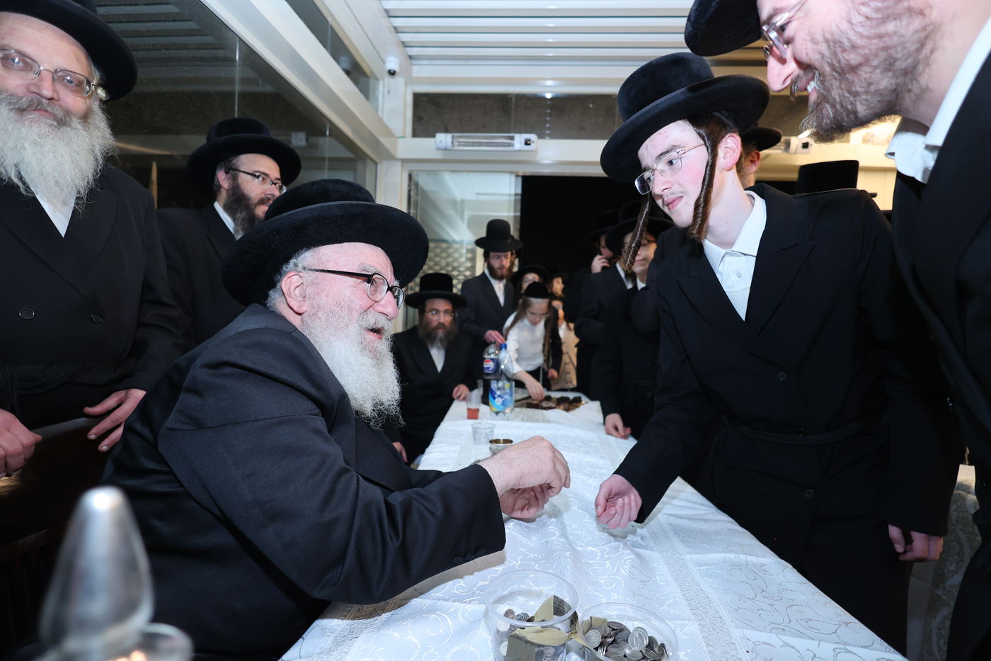 הרה"צ רבי אהרן מענדיל טווערסקי בתפילה בכותל המערבי