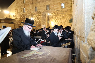 הרה"צ רבי אהרן מענדיל טווערסקי בתפילה בכותל המערבי
