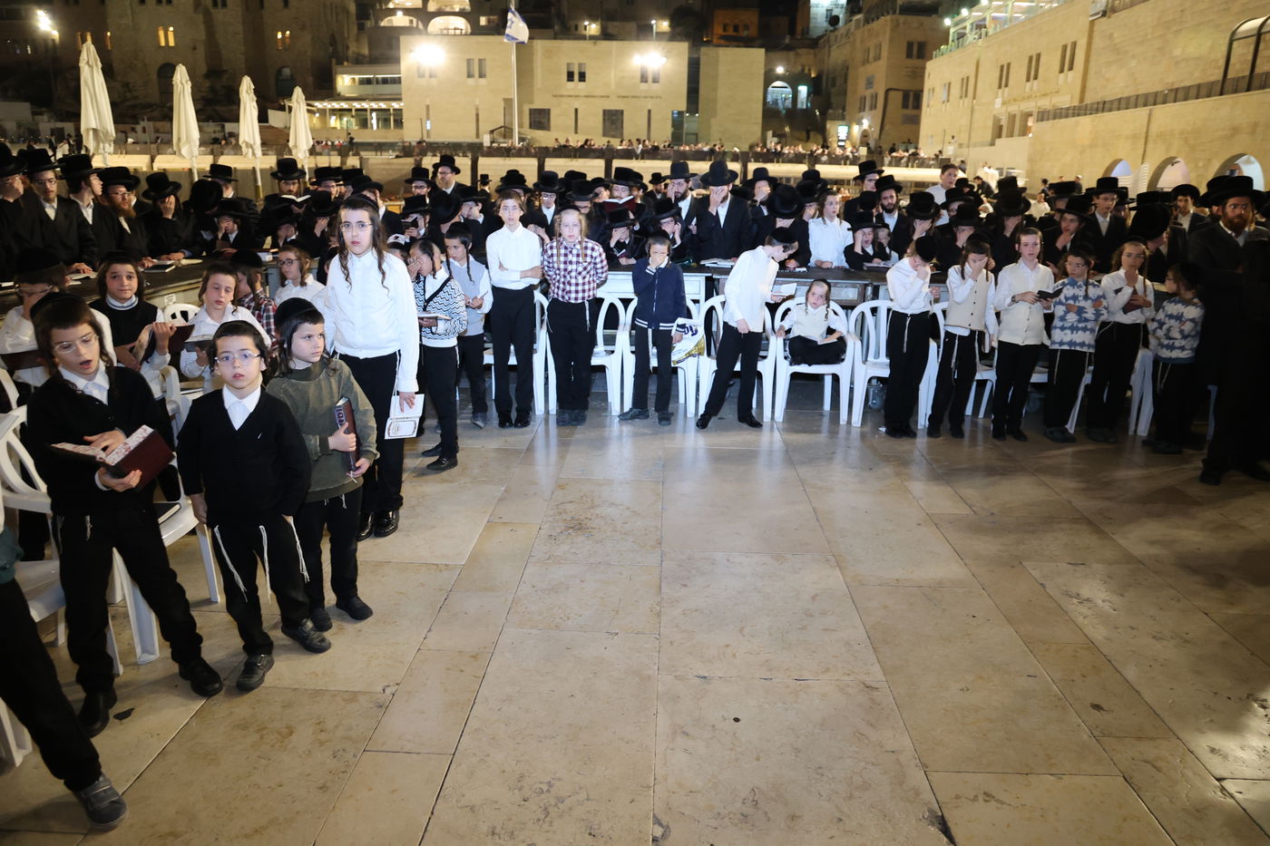 הרה"צ רבי אהרן מענדיל טווערסקי בתפילה בכותל המערבי