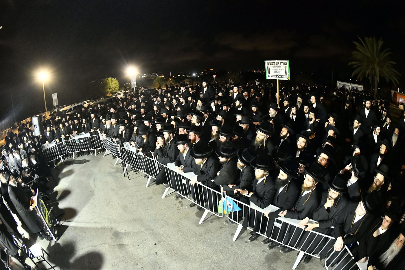 העצרת אמש מחוץ לשערי כלא 10