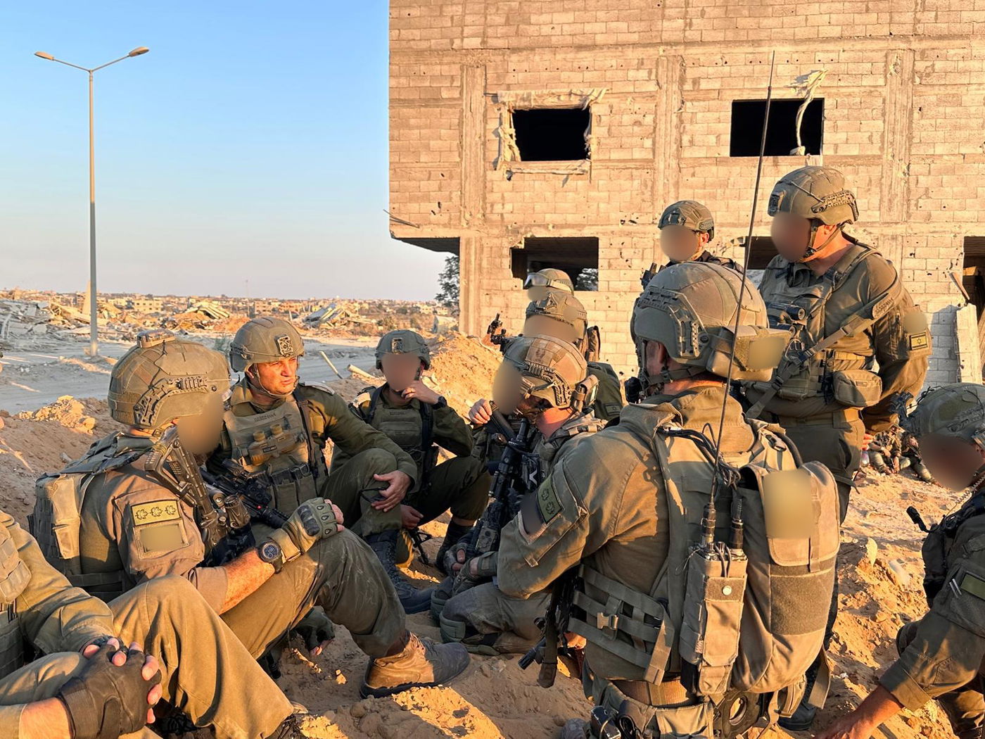 מפקד פיקוד הדרום, אלוף יניב עשור, מפקד אוגדה 36, מפקד חטיבת כפיר ומפקדים נוספים בנקודת ההיתקלות