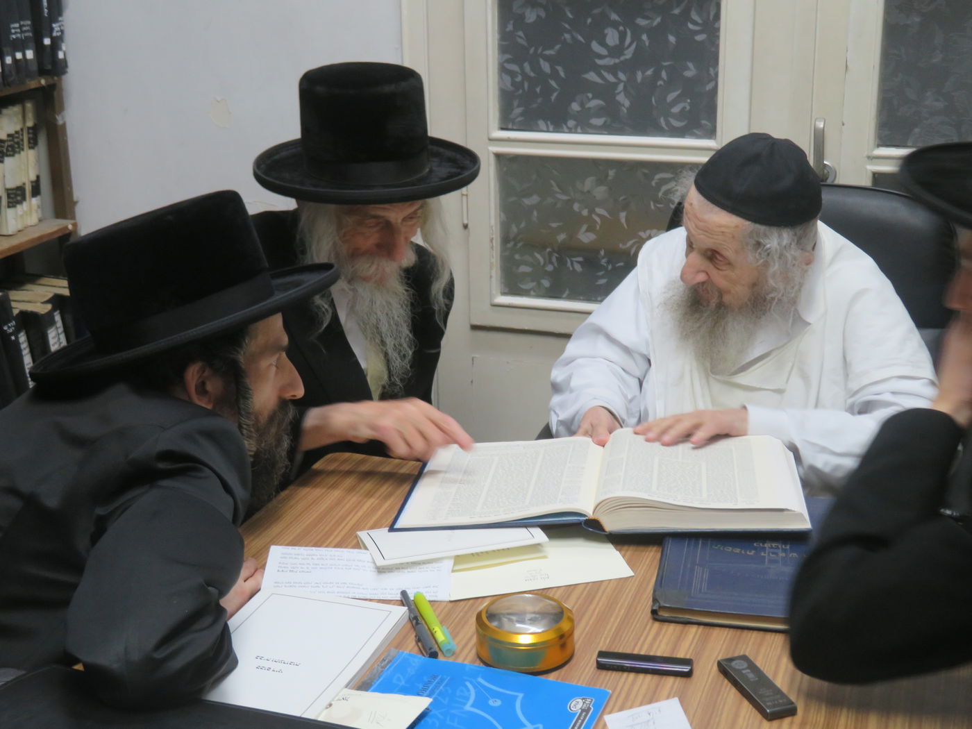 האדמו"ר מסטריקוב בביקור במעונו של הגאון רבי דב לנדו