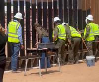 שרת ביטחון הפנים, קריסטי נואם צובעת את הגדר בשחור