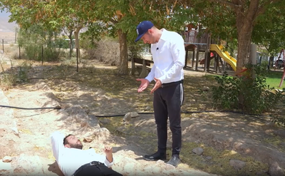 דרמה ביריחו: ישראל שפירא "טָבַע" באמת המים העתיקה, ויוסי סרגובסקי הציל אותו | צפו