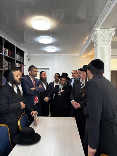 חודש להגעת הרבבות: הרב הראשי לישראל וחבר הכנסת ביקרו באומן