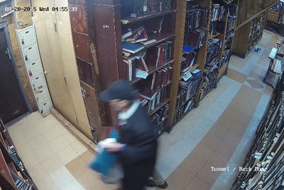מנסה להסתתר - ושולף: הגנב במרכז חב"ד העולמי נתפס במצלמות