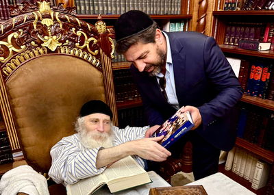 האדמו"ר ורב הסלבס עם הספר 'גדולה שימושה'