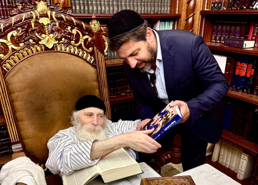 האדמו"ר ורב הסלבס עם הספר 'גדולה שימושה'
