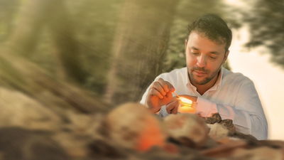 דניאל אלישע מפתיע בסינגל ייחודי על קברו של ר' שלמה