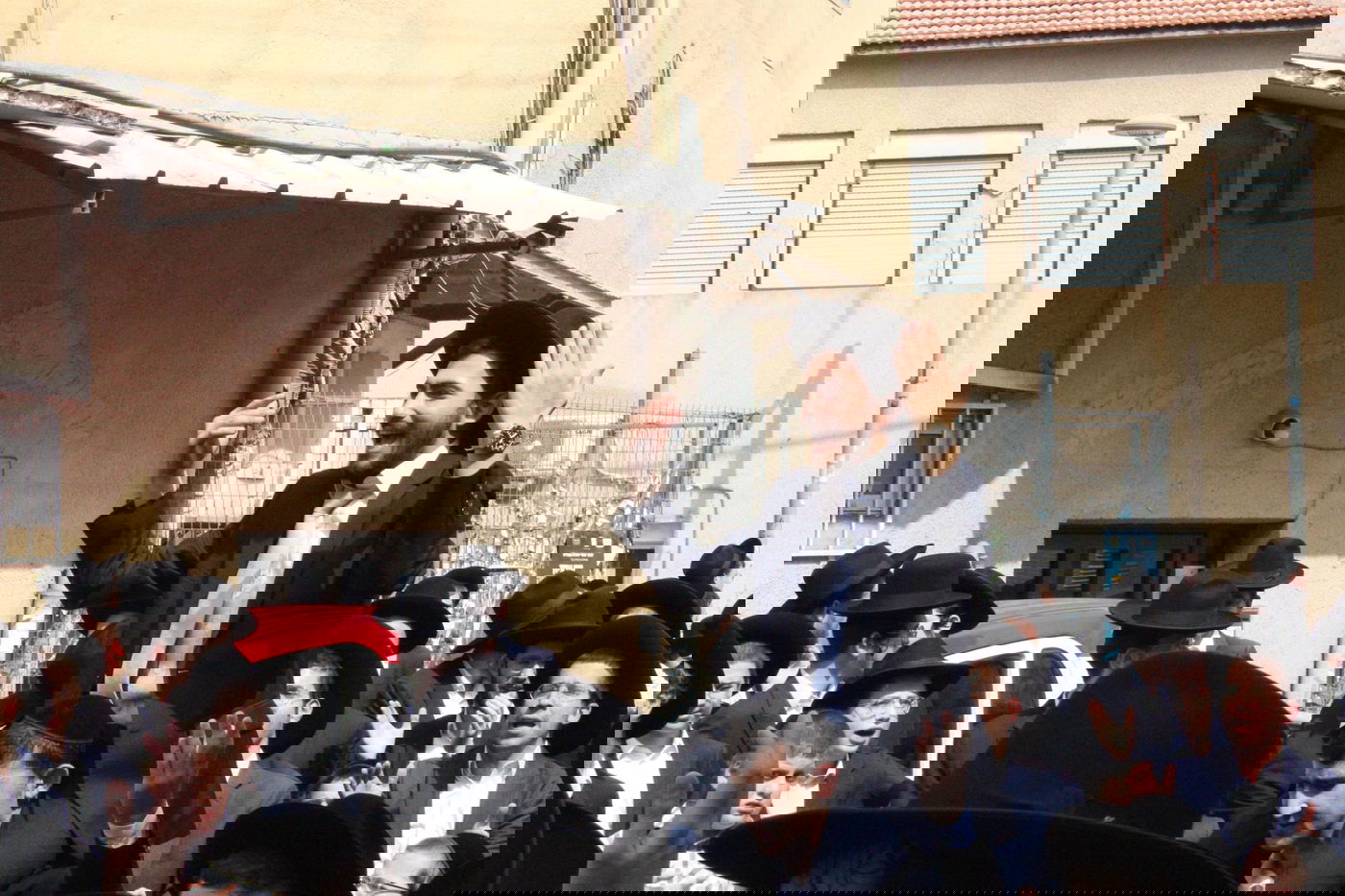 "אשרי העם שככה לו": קבלת פנים המונית לאסיר עולם התורה רפאל יצחקוב ששוחרר מהכלא הצבאי