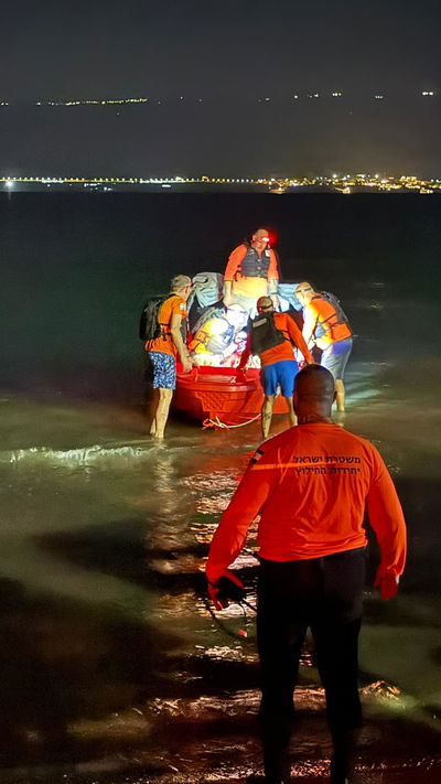 חילוץ מרגש בלב הלילה: הנעדר אותר חי במי ים המלח